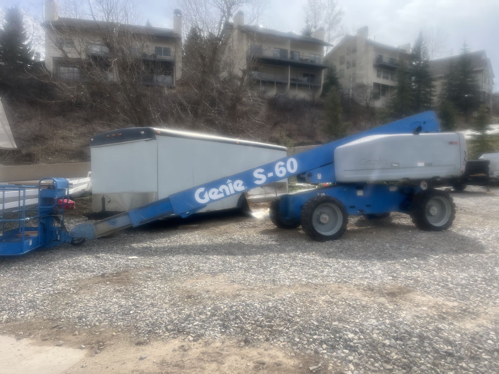 MAN LIFT 60 FOOT