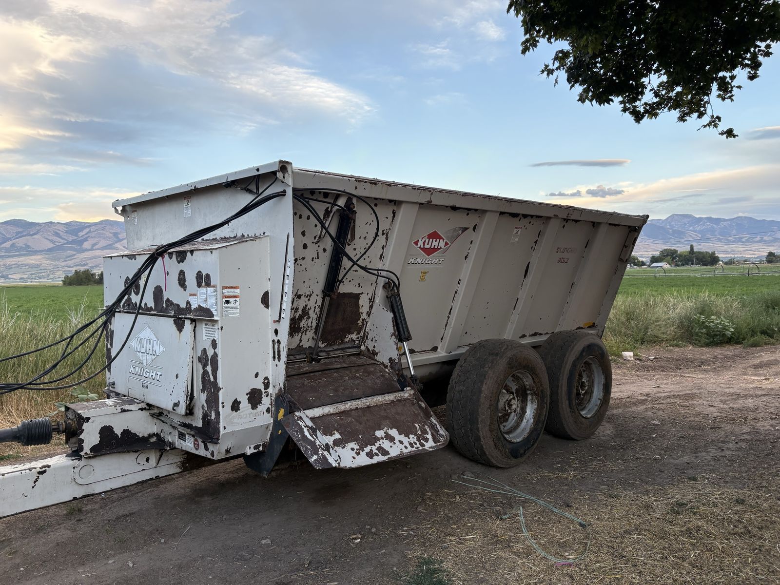 Used KUHN Knight Slinger 132 Manure Spreader - Farm Equipment Trailer