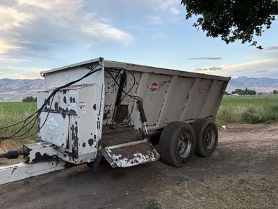 Used KUHN Knight Slinger 132 Manure Spreader - Farm Equipment Trailer