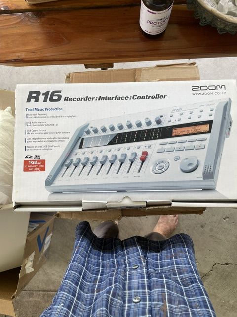 Zoom R16 Recorder:Interface:Controller