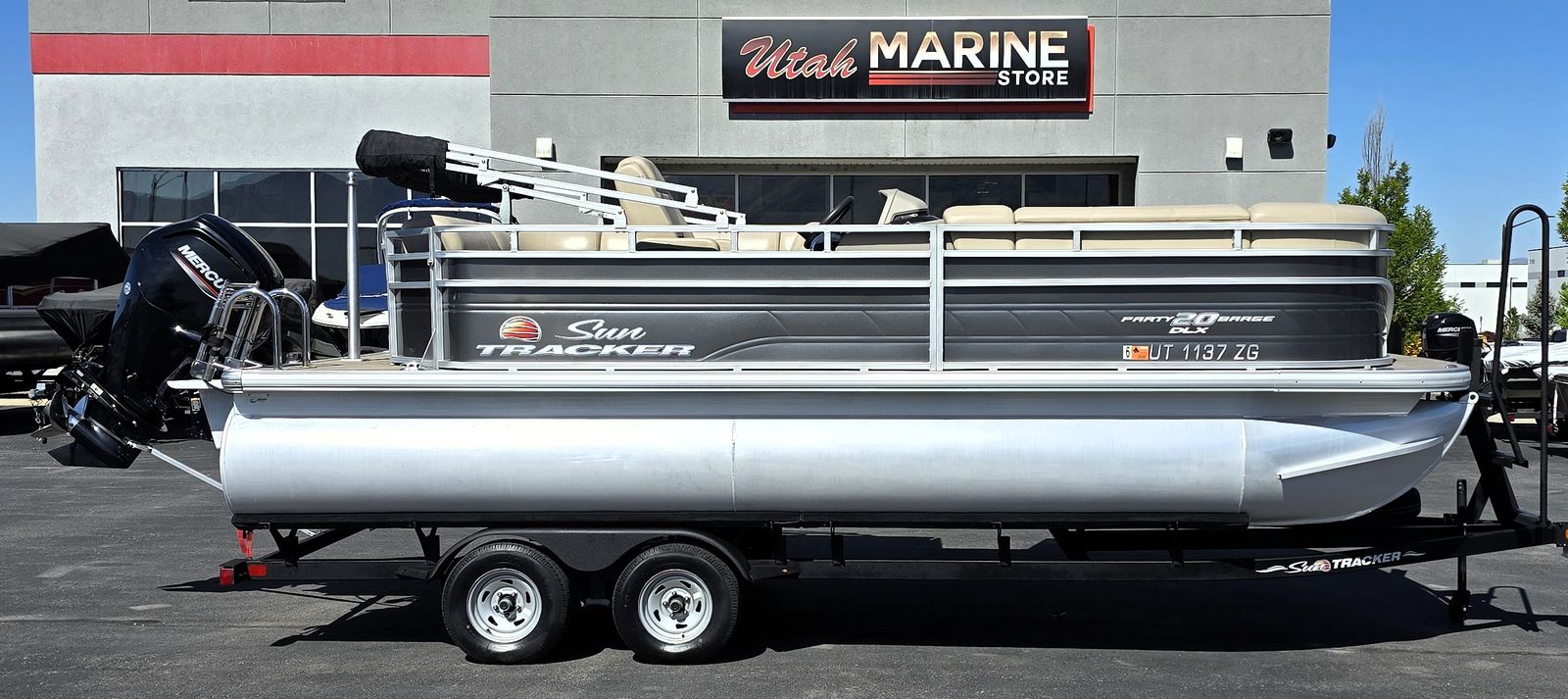 2024 Sun Tracker Party Barge w 90 HP Mercury Outboard !!!