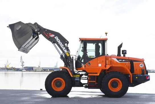 2019 doosan DL250-5 under 2400 hrs 3yard loader
