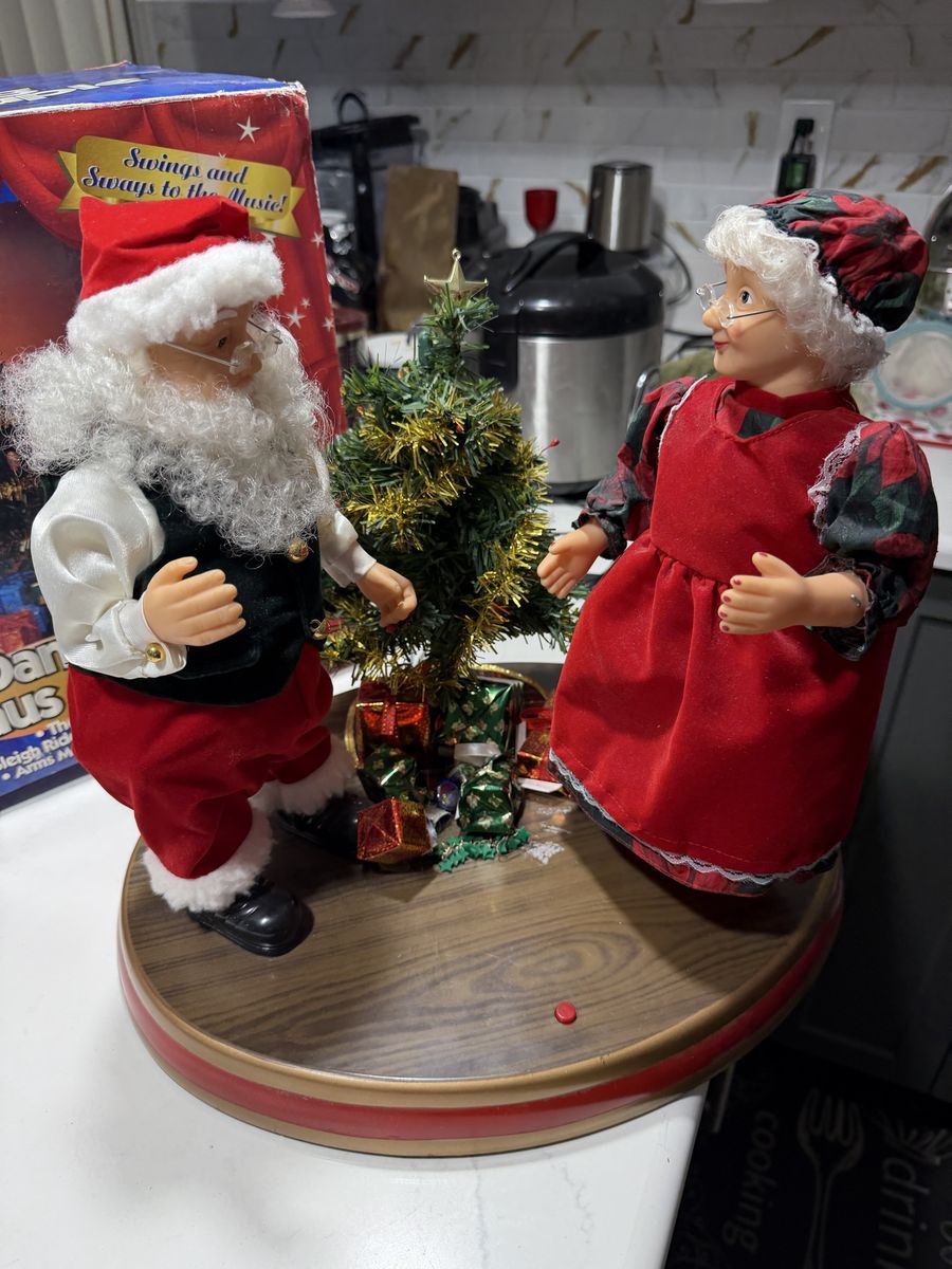 Gemmy Animated Dancing Claus Couple Santa & Mrs Claus Musical Decor with Box