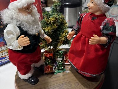 Gemmy Animated Dancing Claus Couple Santa & Mrs Claus Musical Decor with Box