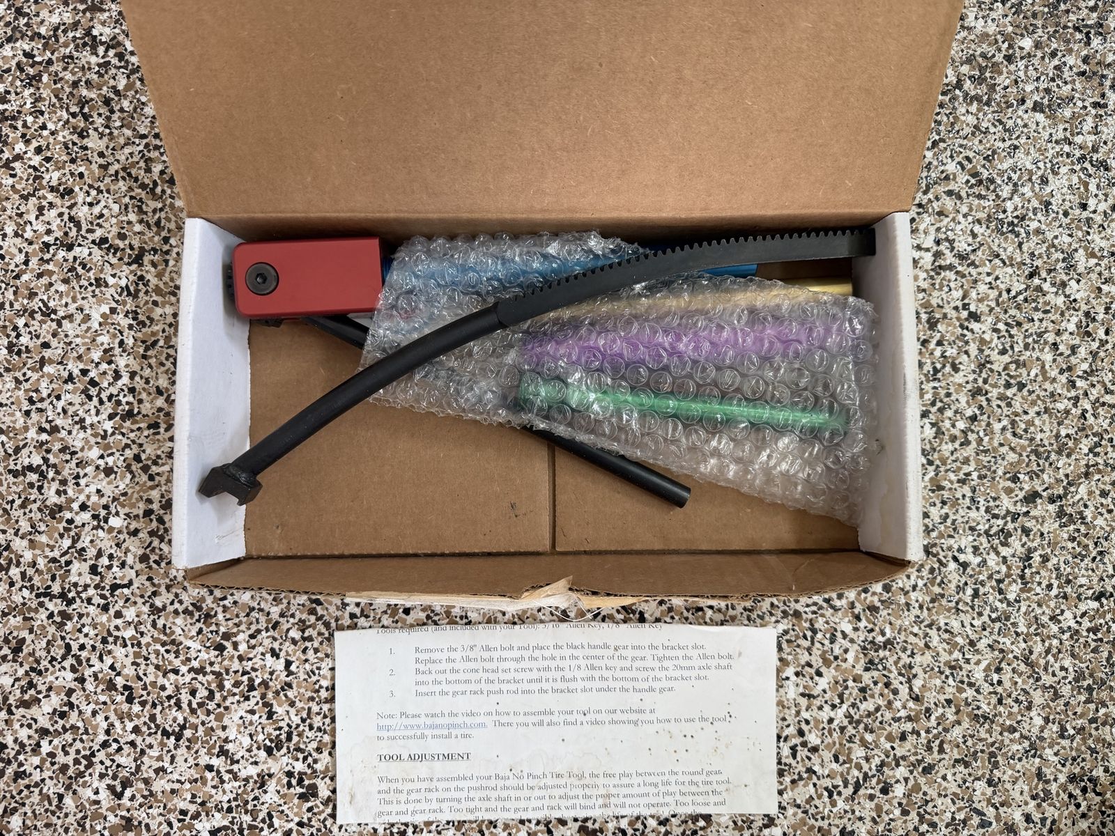 Baja no pinch tire tool