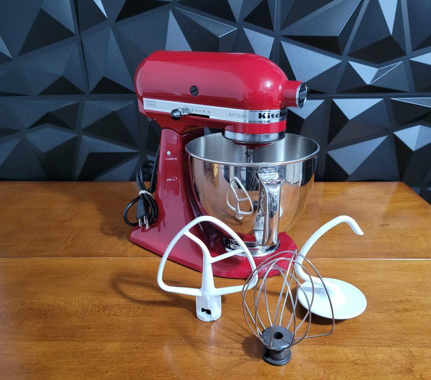KitchenAid Artisan Series 5 Quart Tilt Head Stand Mixer, Metal, KSM150PSER, Empire Red with Attachments. Tested. Excellent Condi