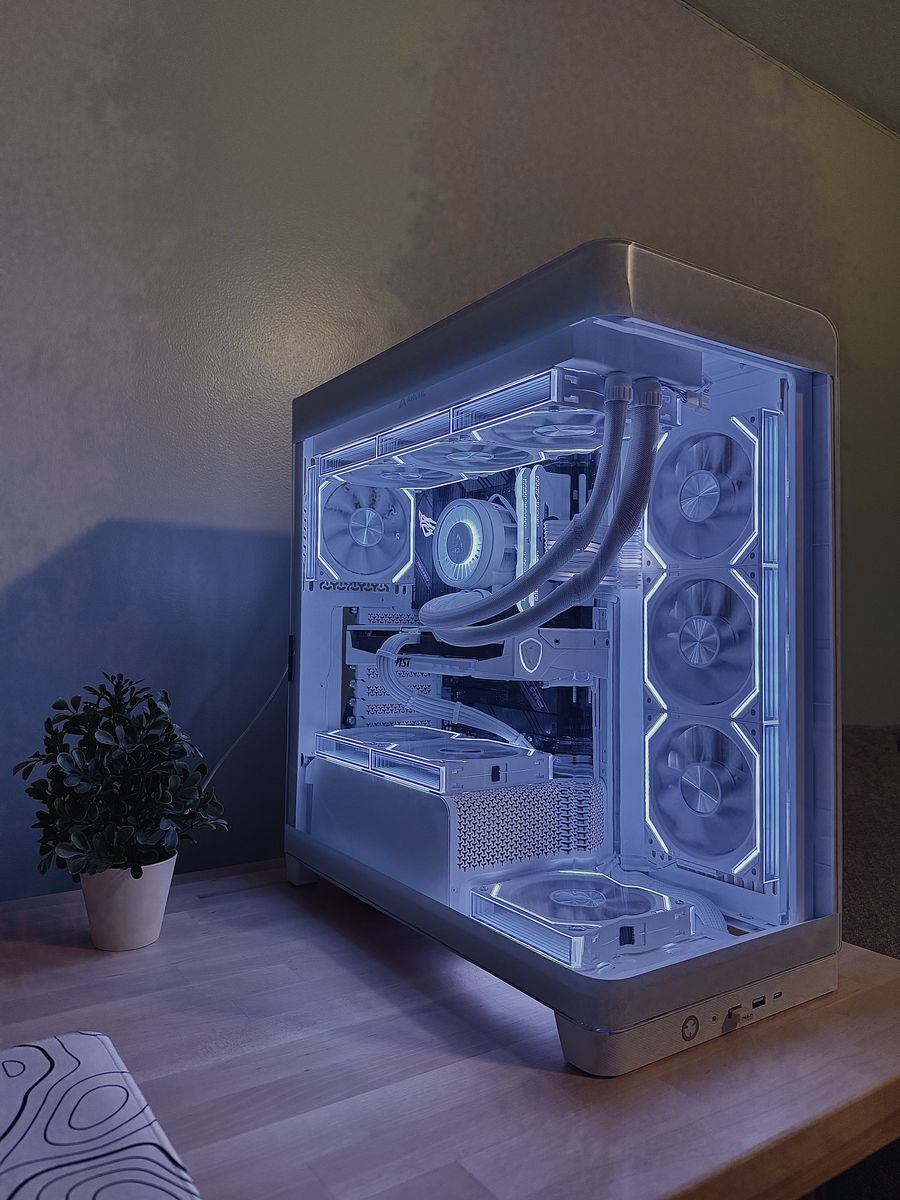 High-End White Gaming PC