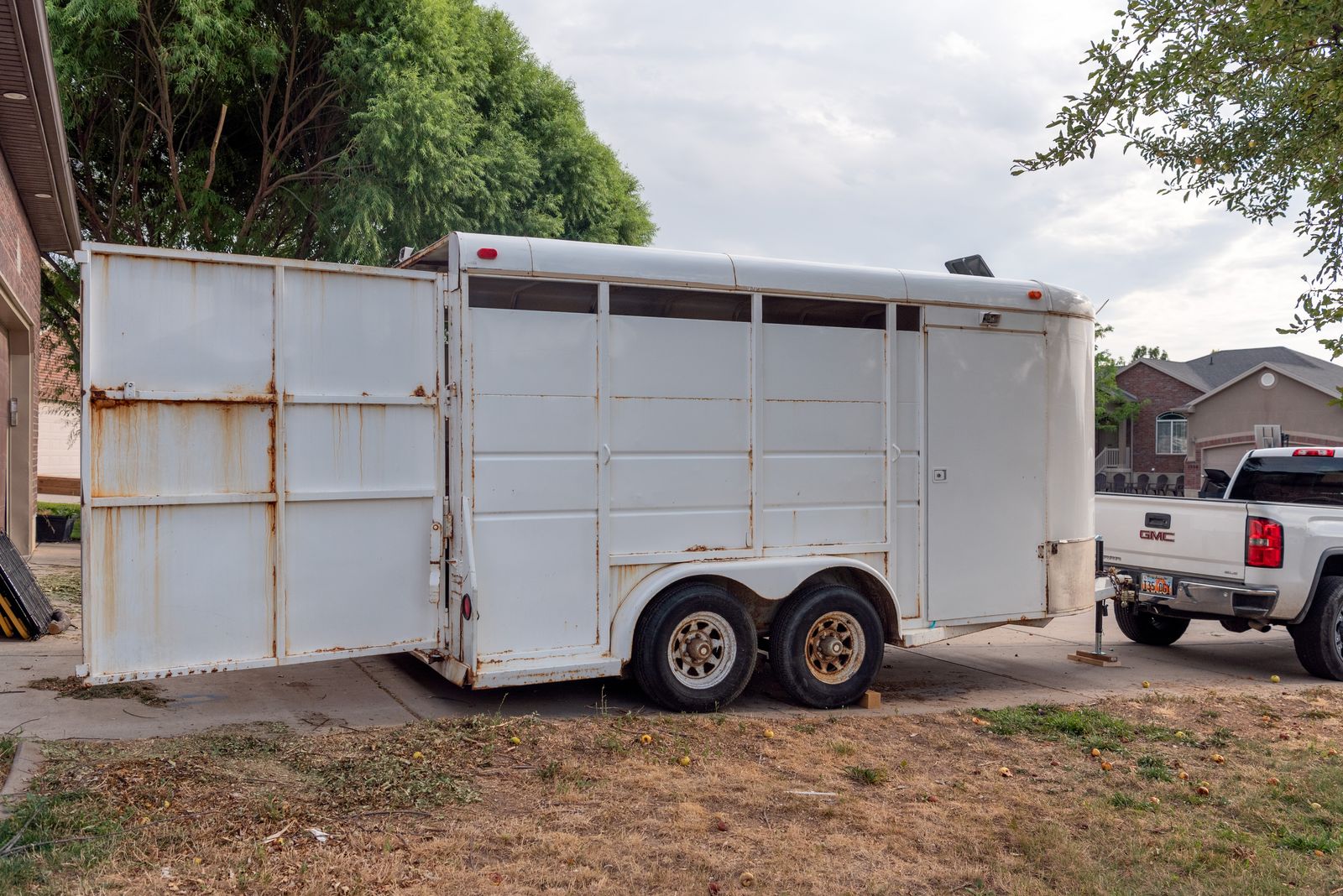 3-horse slant trailer