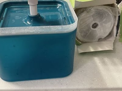 Cat drinking fountain with filters