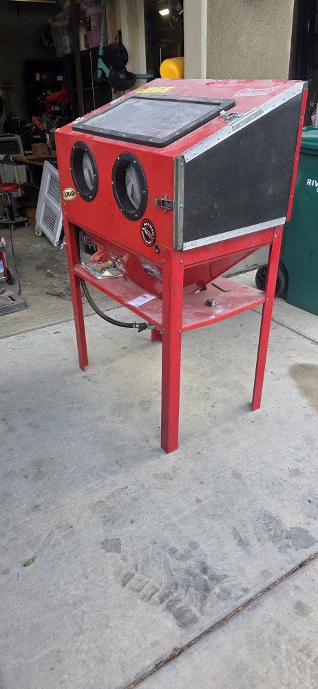 Red Abrasive Blast Cabinet Sandblaster with Built-in Gloves and Gun