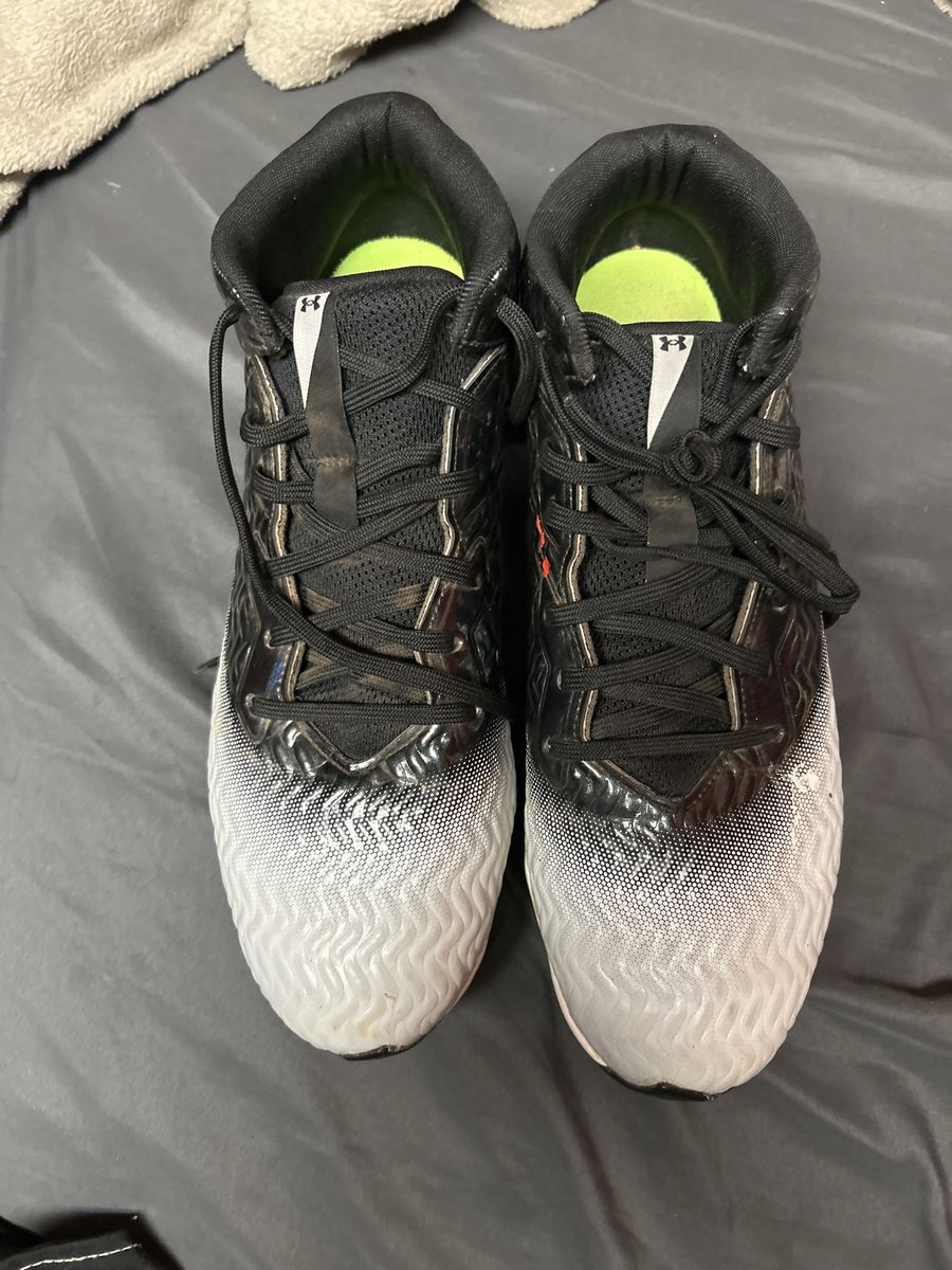 Under Armour Black and White Molded Athletic Cleats Size 11.5