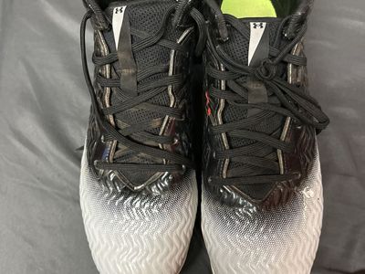 Under Armour Black and White Molded Athletic Cleats Size 11.5