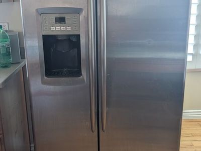 Amazing GE side by side Refrigerator and Freezer