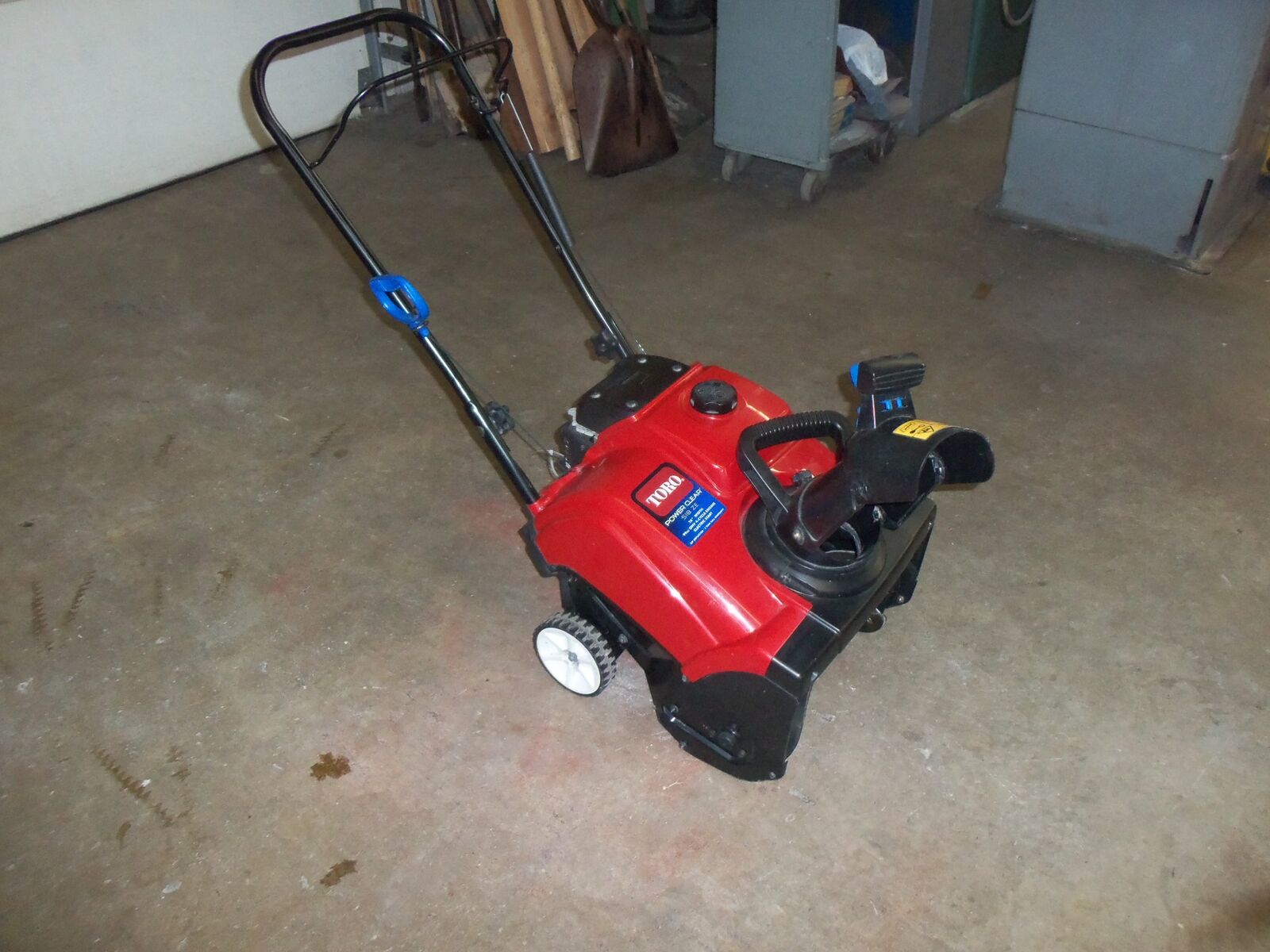 SNOW BLOWER---TORO 18 Inch, 4 Stroke... Electric Start