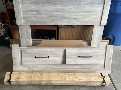 Queen size bed frame looking to sell I’m moving out from my apartment