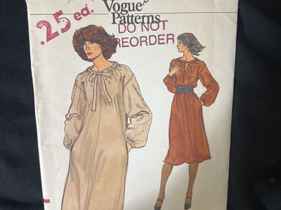 Vintage Vogue sewing pattern. Amazing fashion!