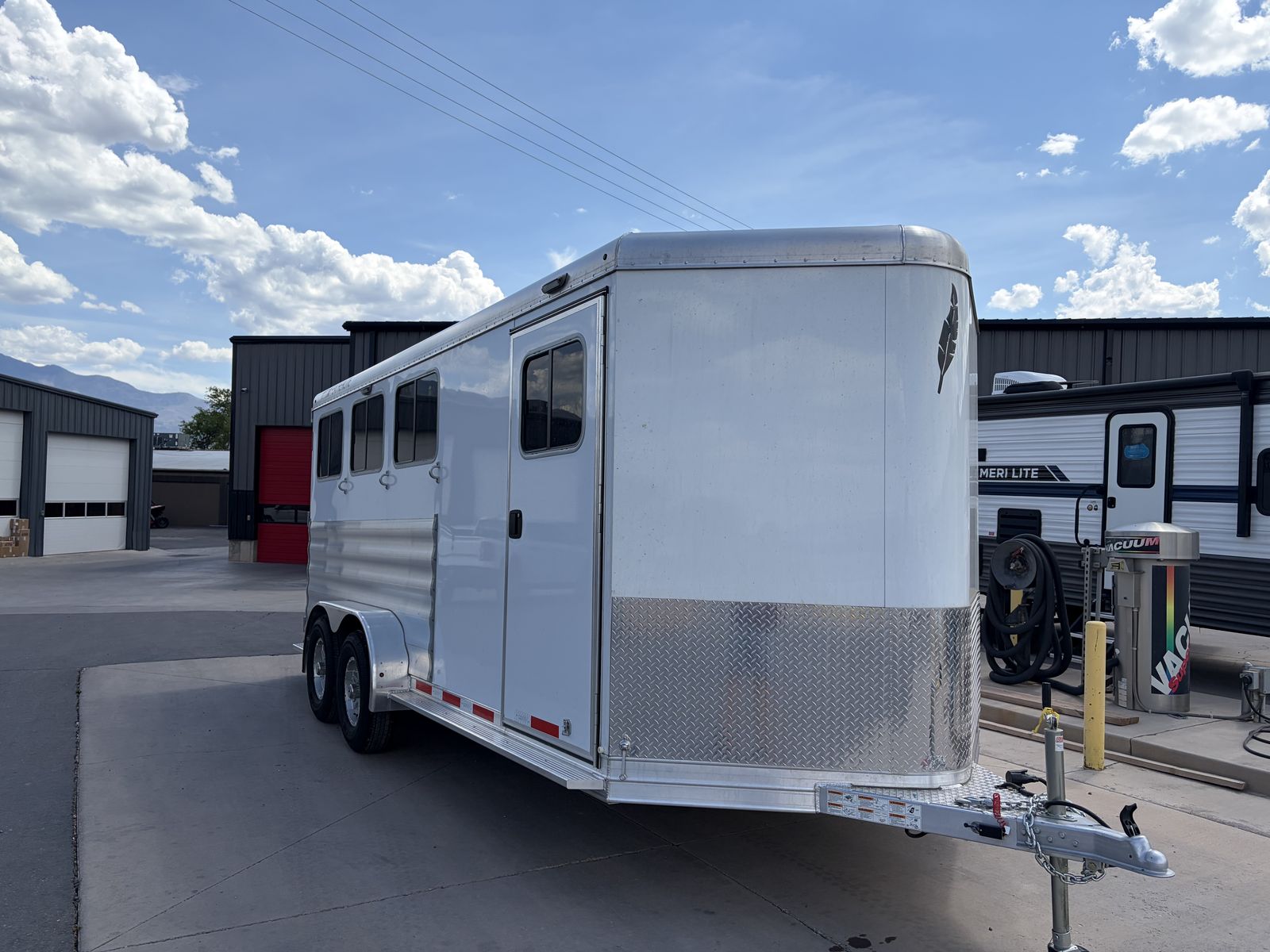 2026 Featherlite Trailers 3 Horse Slant Trailer