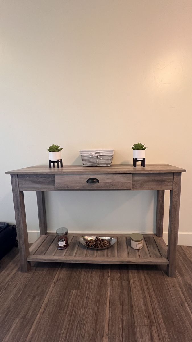 Entryway Table in Excellent Condition!