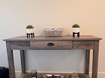 Entryway Table in Excellent Condition!