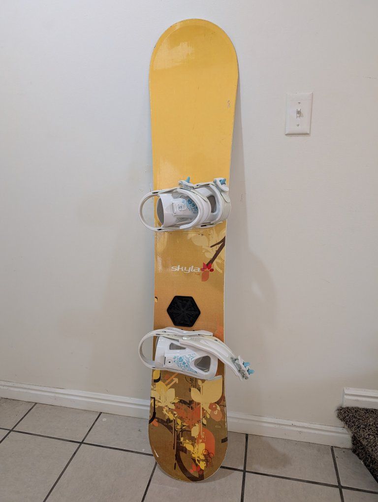 Skyla Women's Snowboard with White K2 Bindings 