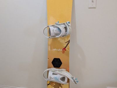 Skyla Women's Snowboard with White K2 Bindings