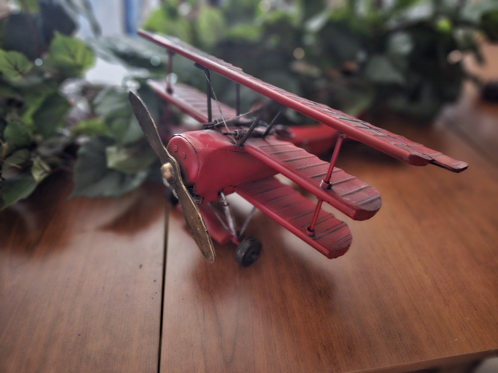 Red Metal Fokker Dr.I Triplane Model - Vintage Style Desktop Biplane Decor - Perfect for Aviation Enthusiasts