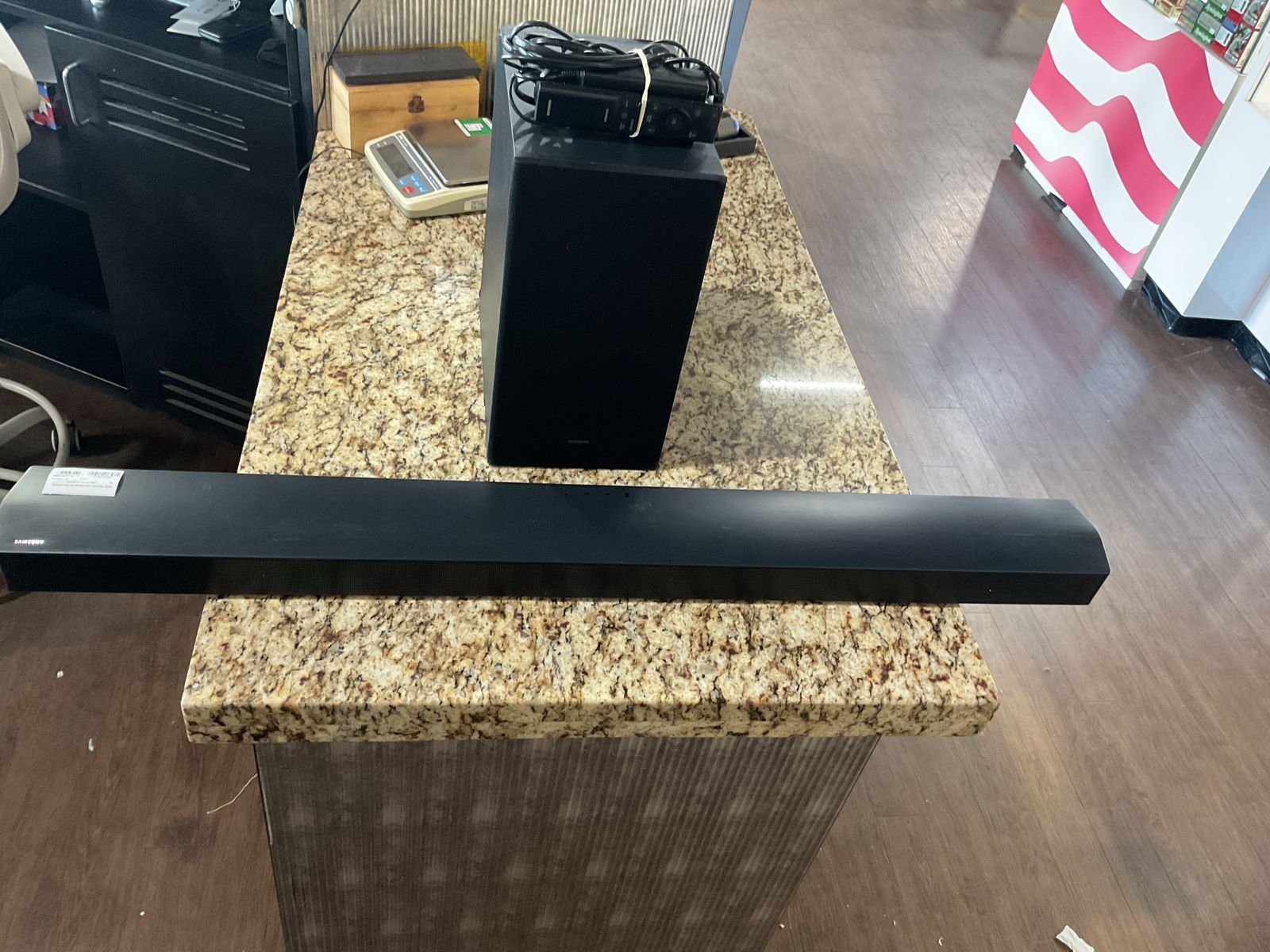 Samsung Surround Sound Bar with Subwoofer E75012941