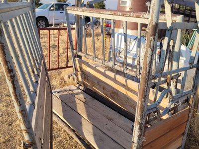 Used Livestock Squeeze Chute - Excellent Condition, Ready for Your Farm