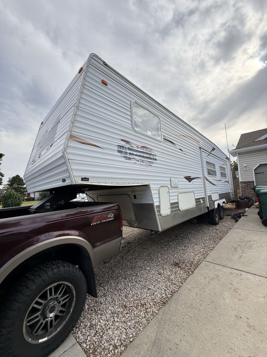 Travel Trailer, 5th Wheel - Used 2004, 32 Ft