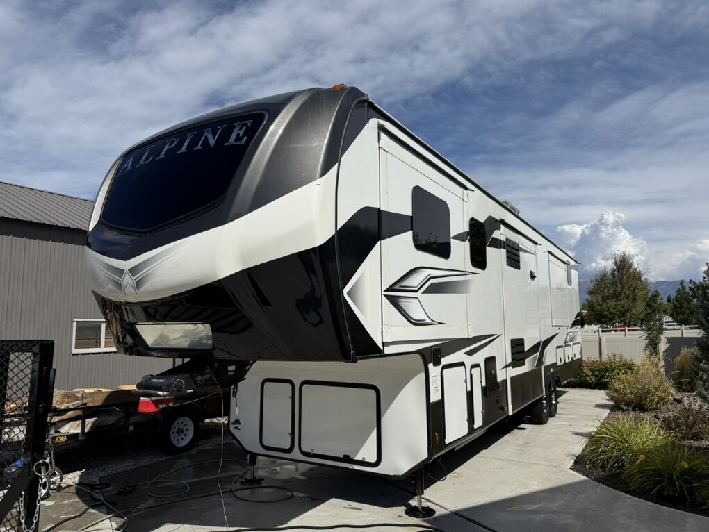 2022 Keystone Alpine 3712 KB