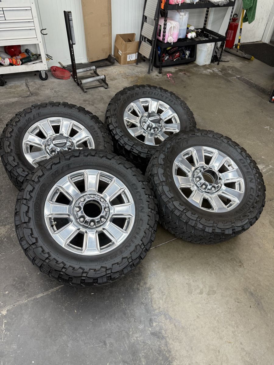 LIKE NEW 20in 2022 f350 platinum wheels/ 35” Toyo m/t