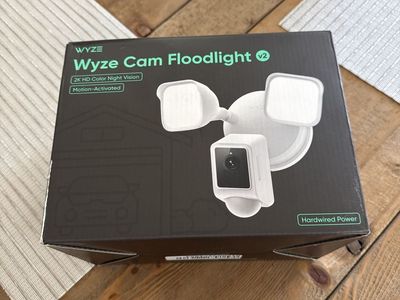 Wyze Cam Floodlight v2 - Refurbished