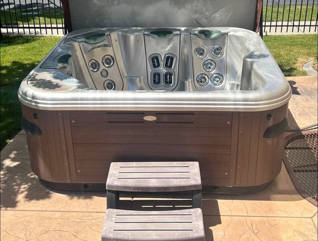 2012 BULLFROG SPAS Model 451SS Hot Tub 6'7"x7'4" 5 Seats, 4 JetPaks, Premium Multi-Color LED Lights, 30-Day GUARANTEE!!!
