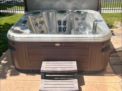 2012 BULLFROG SPAS Model 451SS Hot Tub 6'7"x7'4" 5 Seats, 4 JetPaks, Premium Multi-Color LED Lights, 30-Day GUARANTEE!!!
