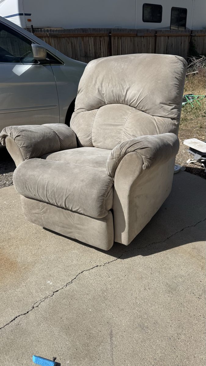 Recliner Chair (Free)