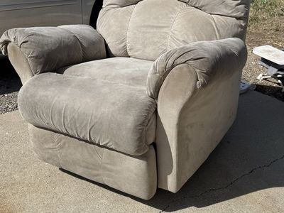 Recliner Chair (Free)