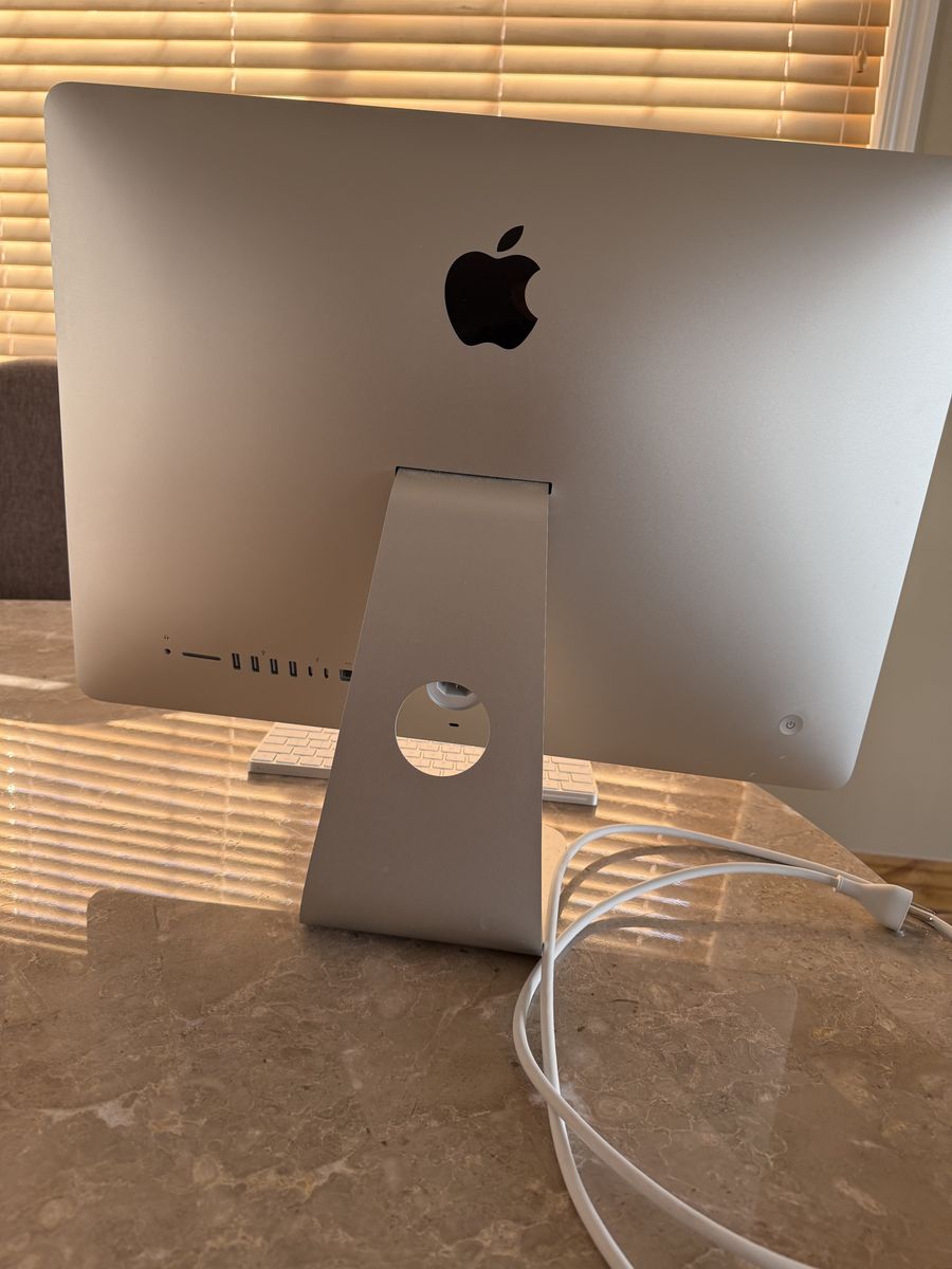 Computer - Apple iMac Desktop 21.7 inch