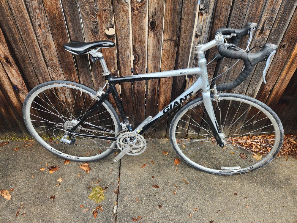 Giant OCR 3 Road Bike Shimano Sora Silver Black Drop Handlebars