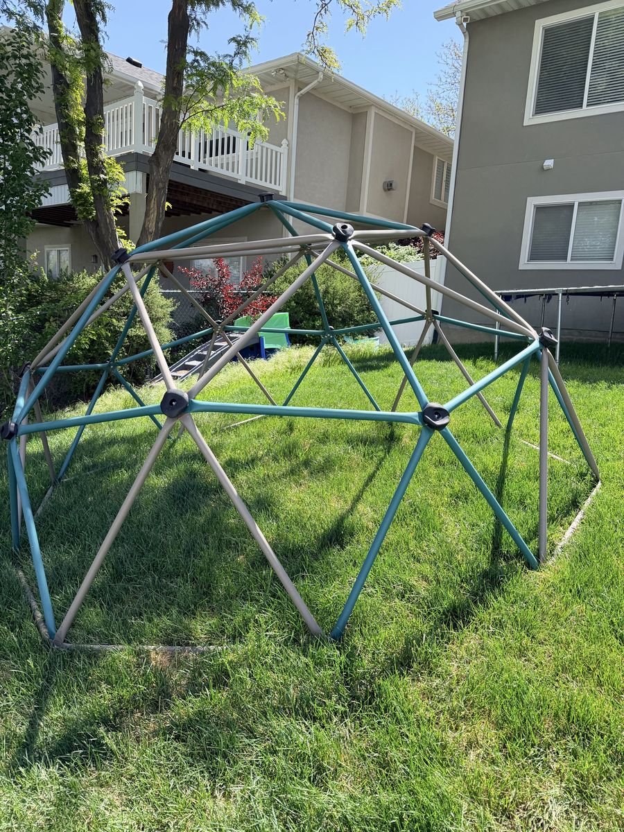 Lifetime geometric dome climber