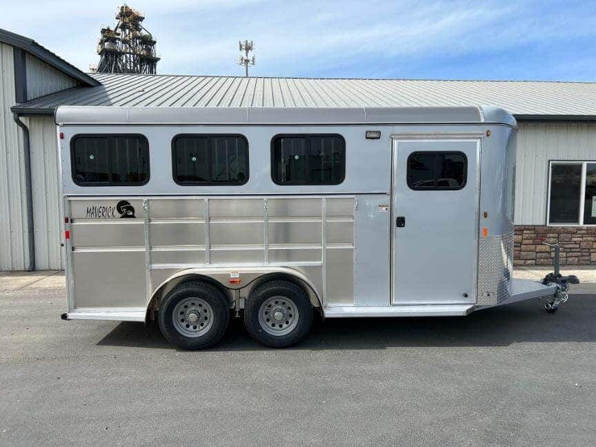 2027 Maverick Trailers Maverick Lite Deluxe 3 Horse Trailer with Rear Double Doors Aluminum