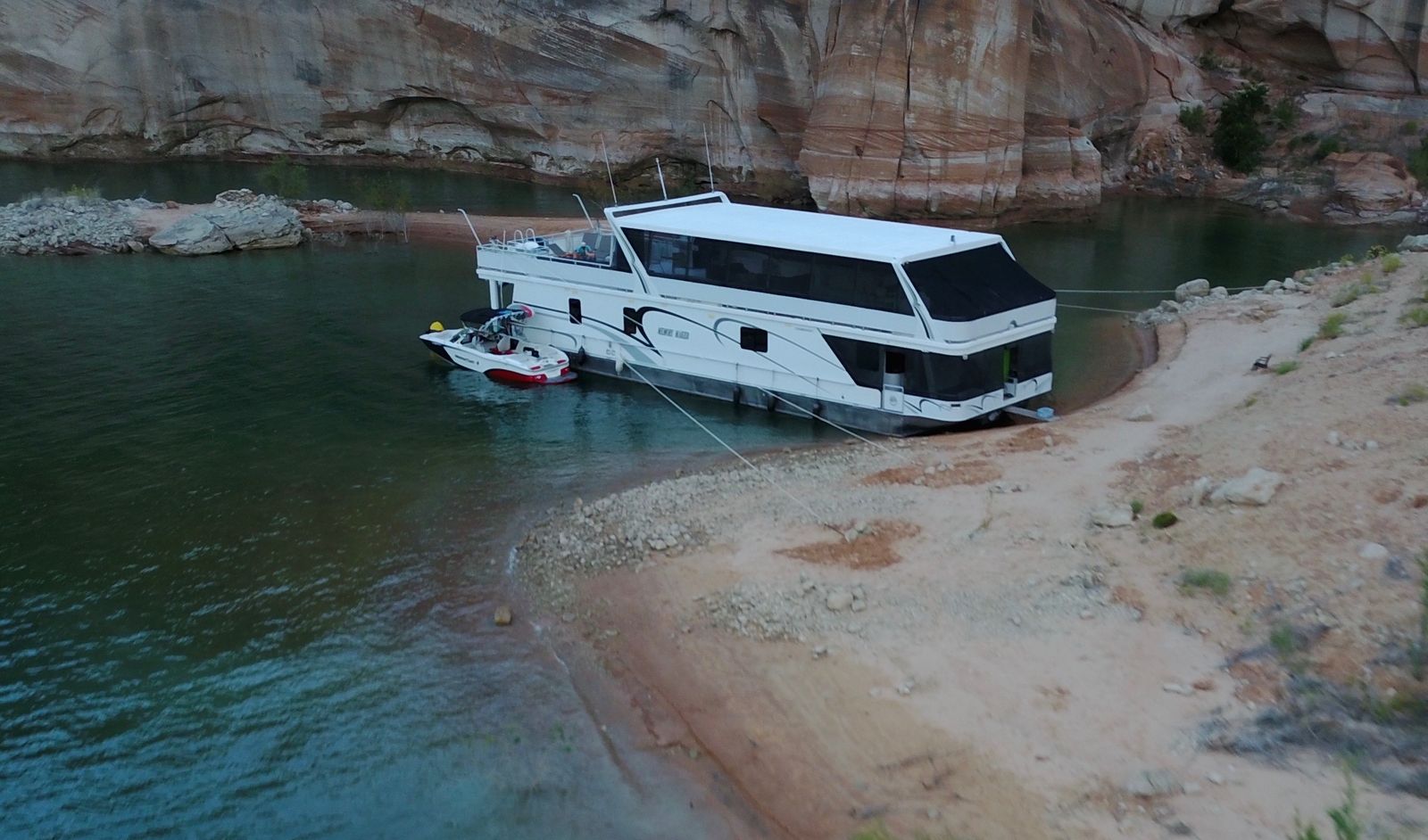 2 Prime Weeks, 1/8 Share, 75’x22’ Sumerset in a Slip at Antelope Point Marina