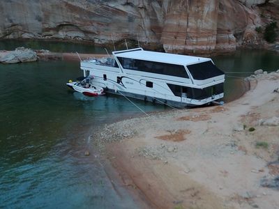 2 Prime Weeks, 1/8 Share, 75’x22’ Sumerset in a Slip at Antelope Point Marina