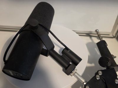 Shure SM7B Vocal Microphone - Dynamic Studio Microphone with Windscreen and boom arm. scarlet solo gen 3 and cloudfilter +xlr