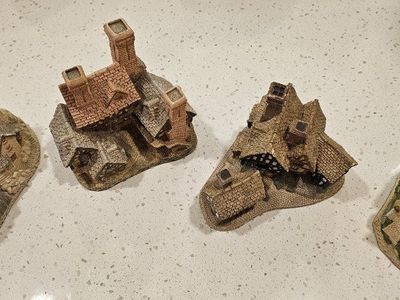 David Winter Village Mini House Figurines Set of 4, Used