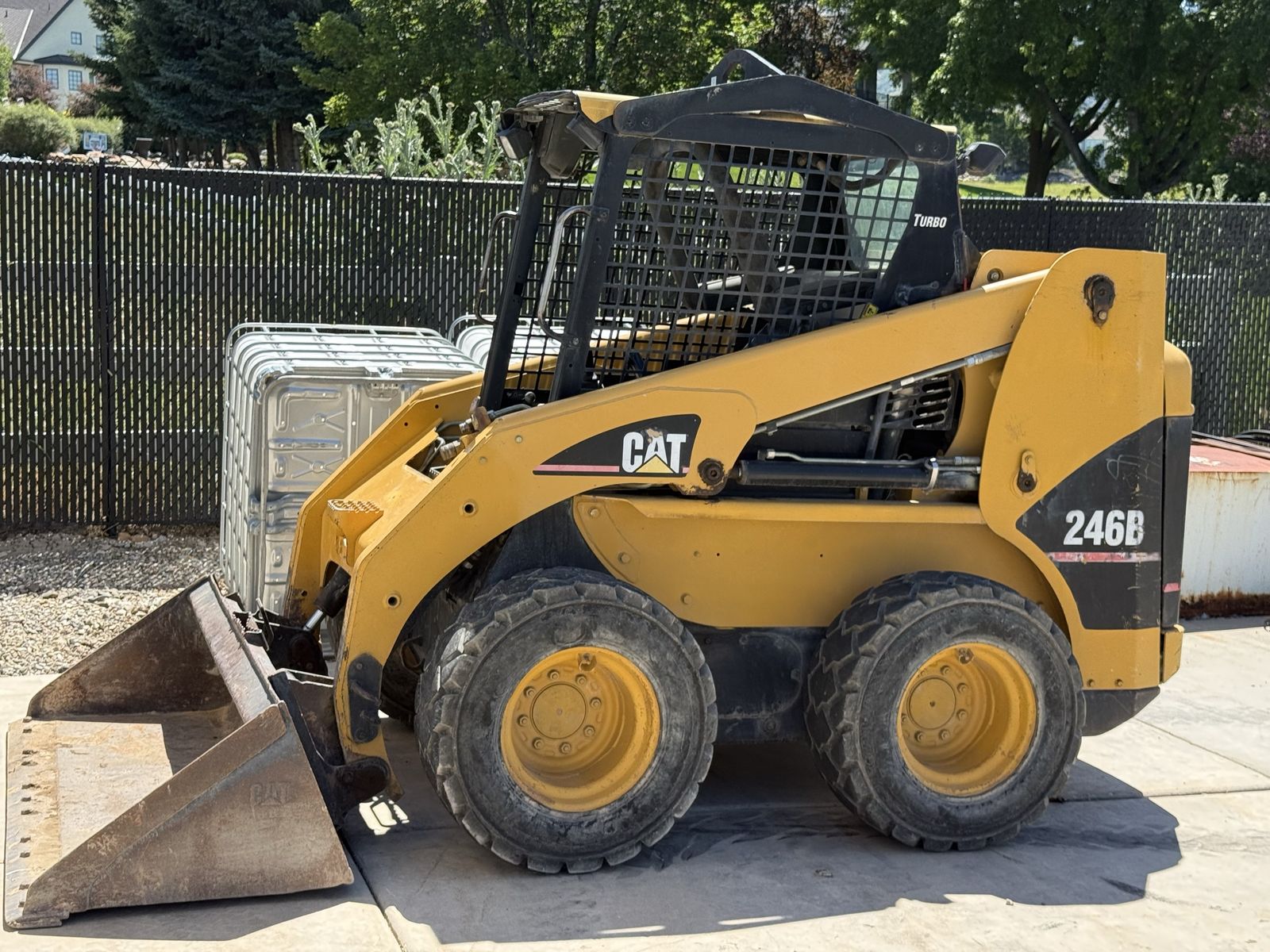 Skid steer Cat 246B with attachments