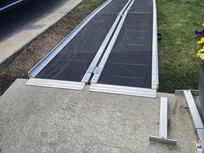 Portable Bi-Fold Aluminum Wheelchair Ramp - 10Ft Length, Non-Slip Surface 800lb capacity read description!