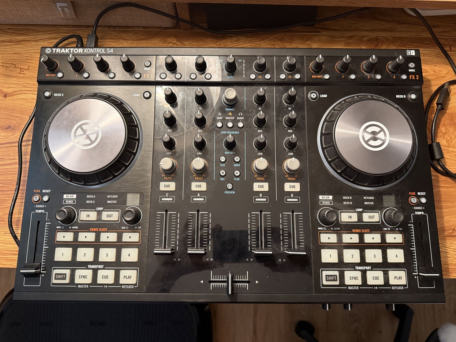 Traktor Kontrol S4 DJ Contoller