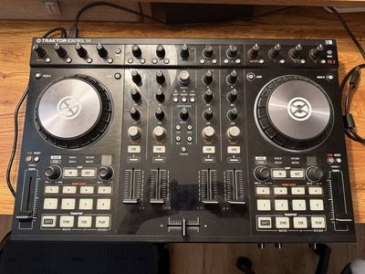 Traktor Kontrol S4 DJ Contoller