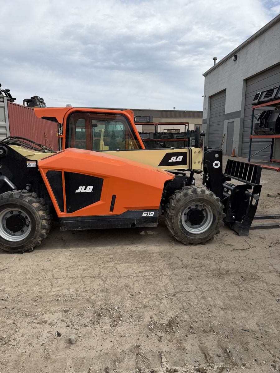 JLG 519 Telehandler Forklift for Rent. 5,500 lb Lifting Capacity, 19' Reach