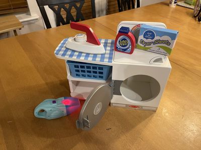 Melissa & Doug Laundry Play Set - Washer, Iron, Detergent, Dryer Sheets, Vacuum, perfectly sized for 18-inch dolls